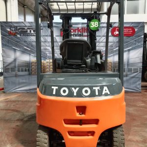 TOYOTA 2,5 Ton Akülü Forklift