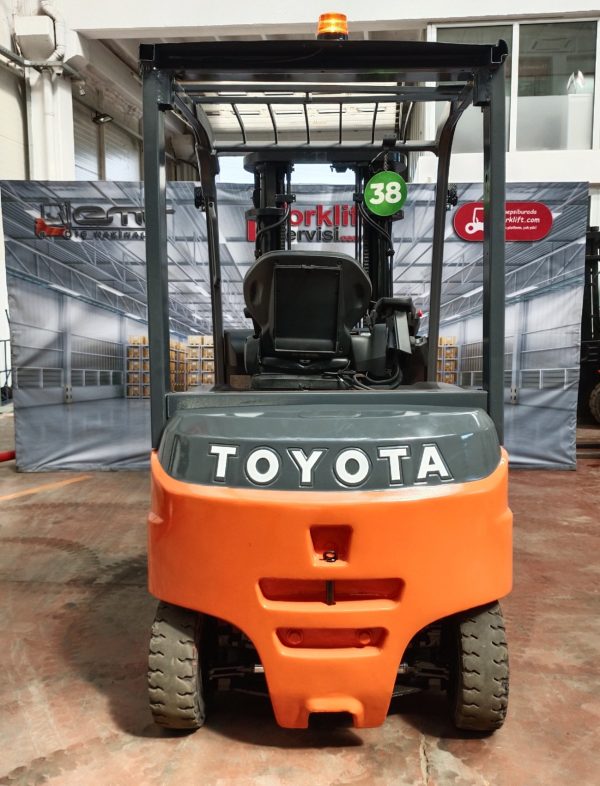TOYOTA 2,5 Ton Akülü Forklift
